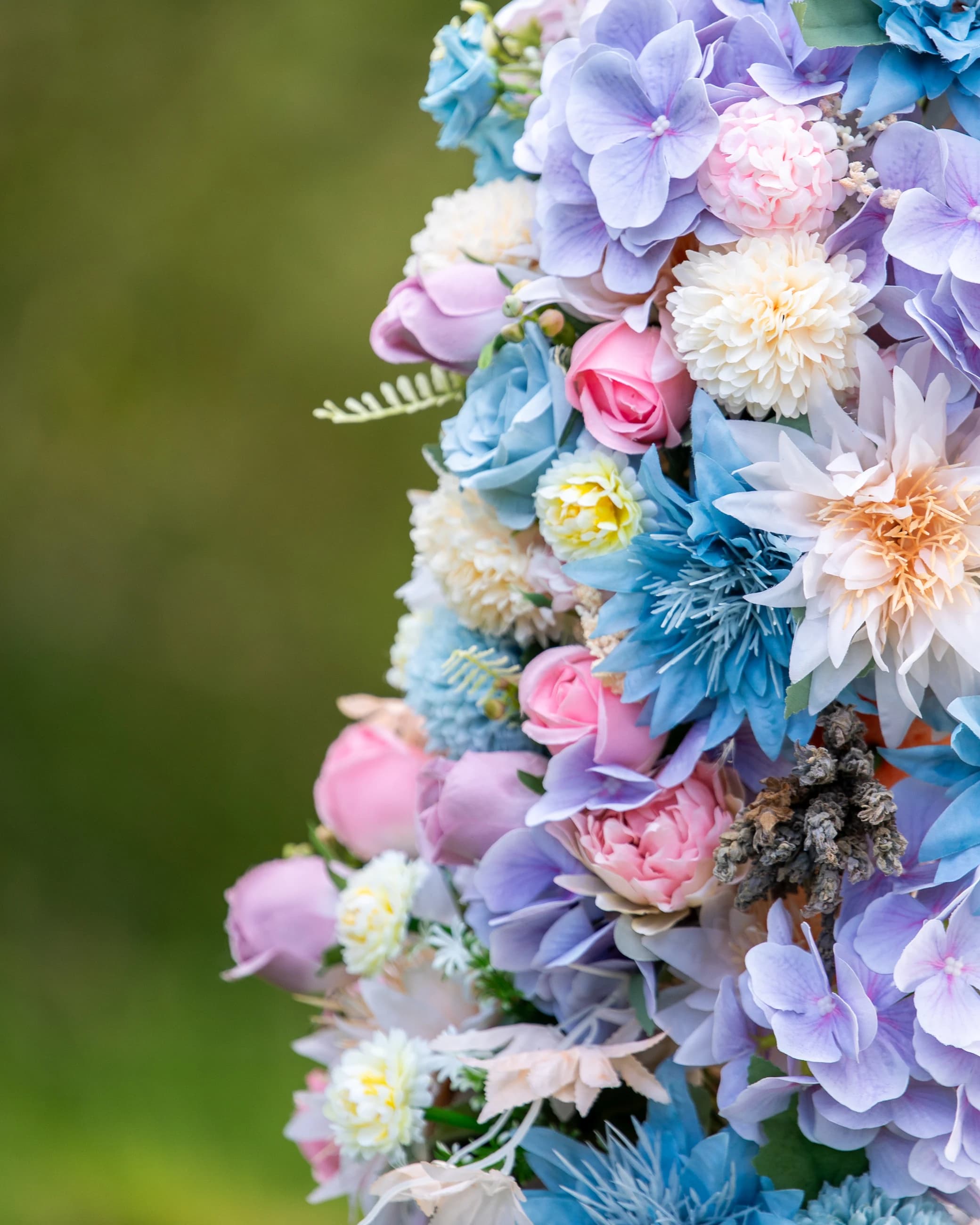Détail floral bleu, rose et lilas